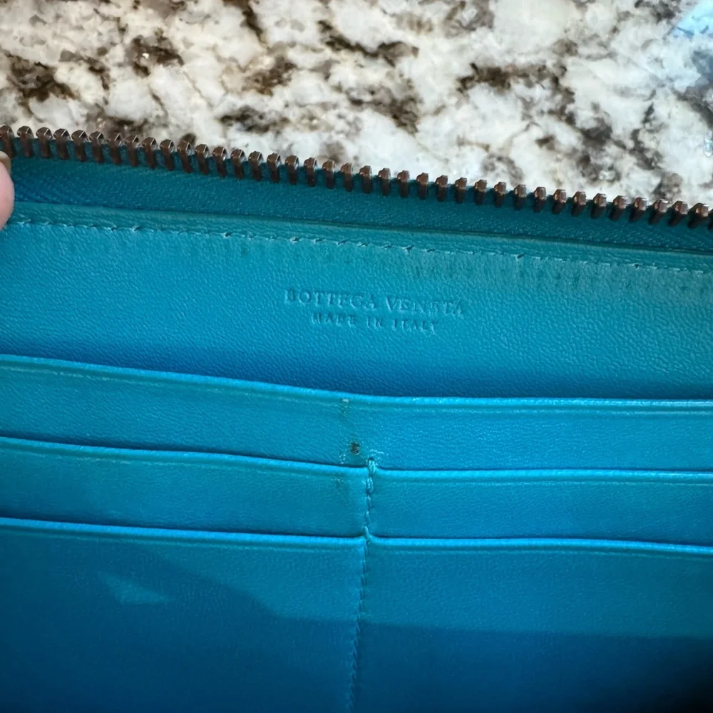 PRICED2SELL🔥Bottega Veneta Intrecciato Turquoise and Beige Leather Wallet*RARE*